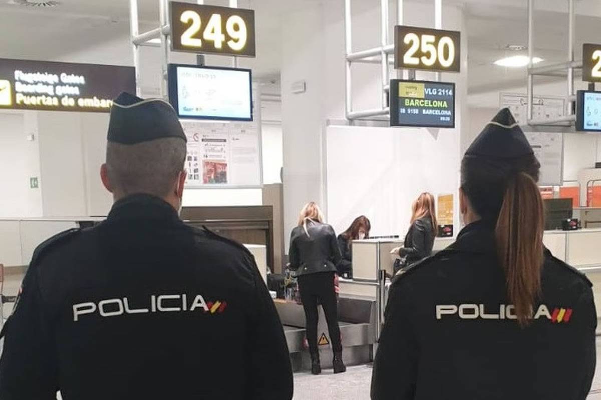 Woman arrested after threatening to shoot planes down at airport