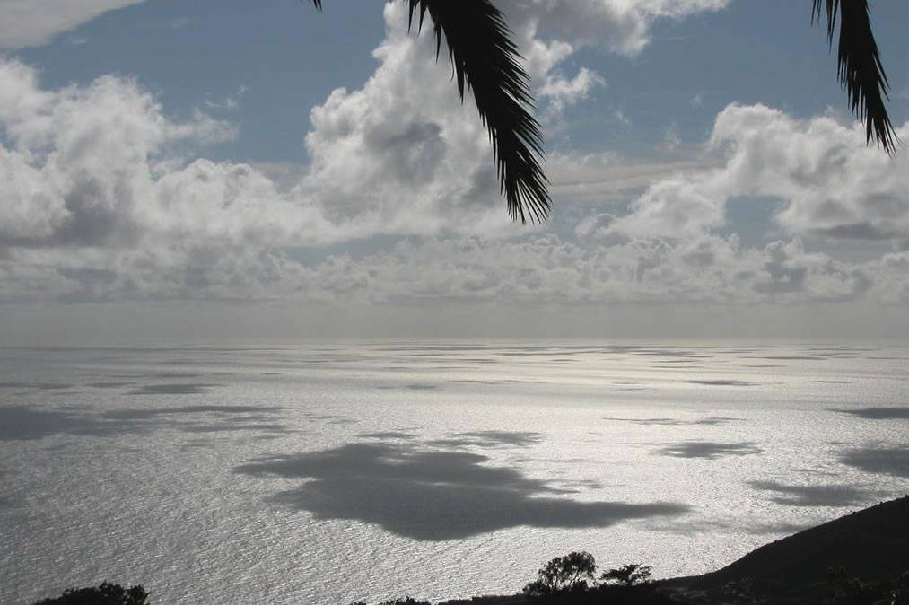 A cooler start to the week with a few scattered showers