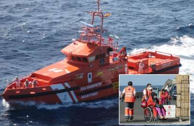 VIDEO: 53 people rescued on a boat in waters to the north of Lanzarote
