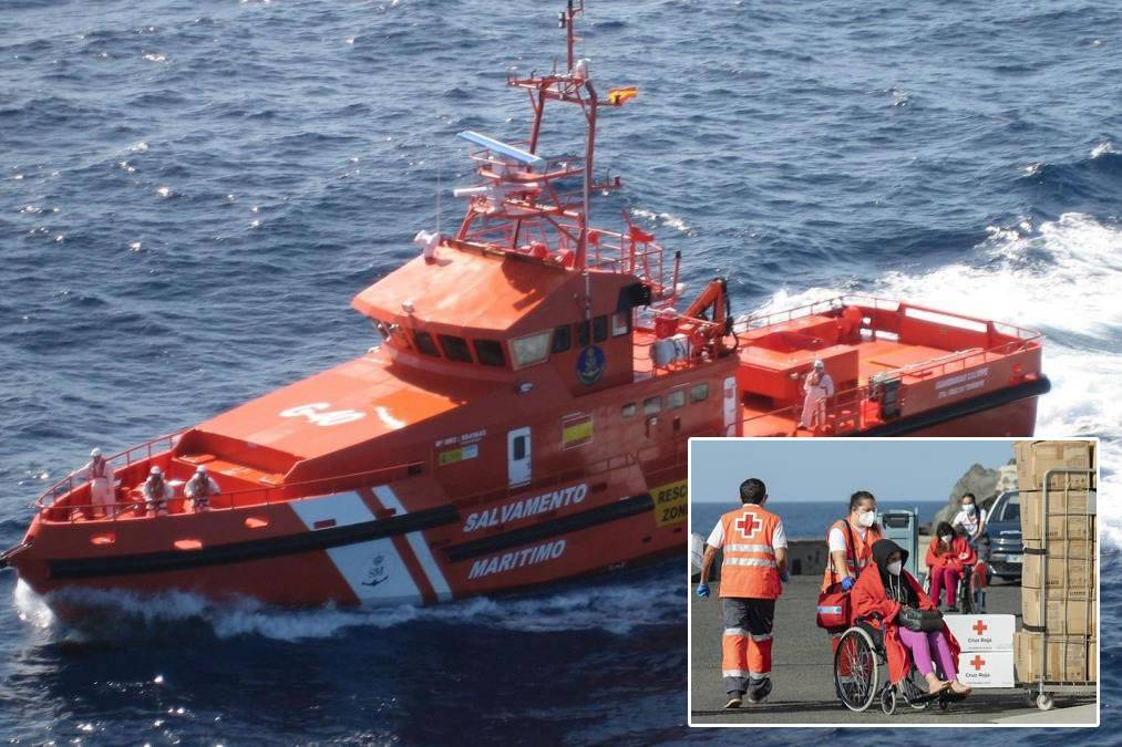 VIDEO: 53 people rescued on a boat in waters to the north of Lanzarote