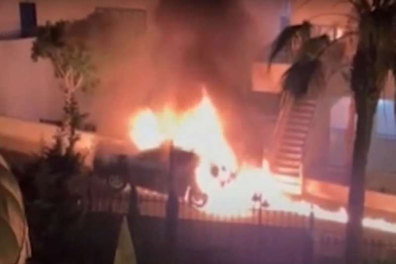 Man arrested for setting a car on fire then robbing two tourists at knifepoint