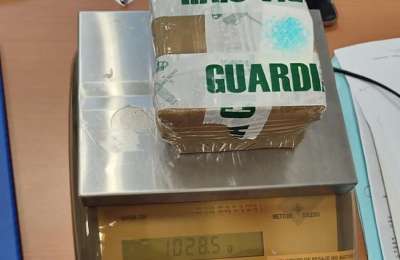 Man arrested at airport with more than 1,000 grams of cocaine in a backpack