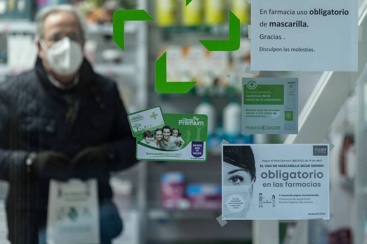 When will face masks be scrapped in hospitals and pharmacies in Spain?