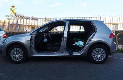 Bizarre robbery as thieves steal two doors from a car parked in a public street