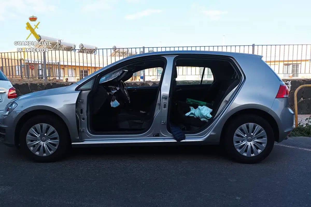 Bizarre robbery as thieves steal two doors from a car parked in a public street