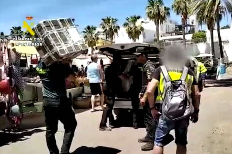 VIDEO: The Guardia Civil seize more than 1,000 counterfeit items from a market 