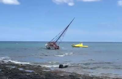 A sailing boat runs aground in Playa Honda