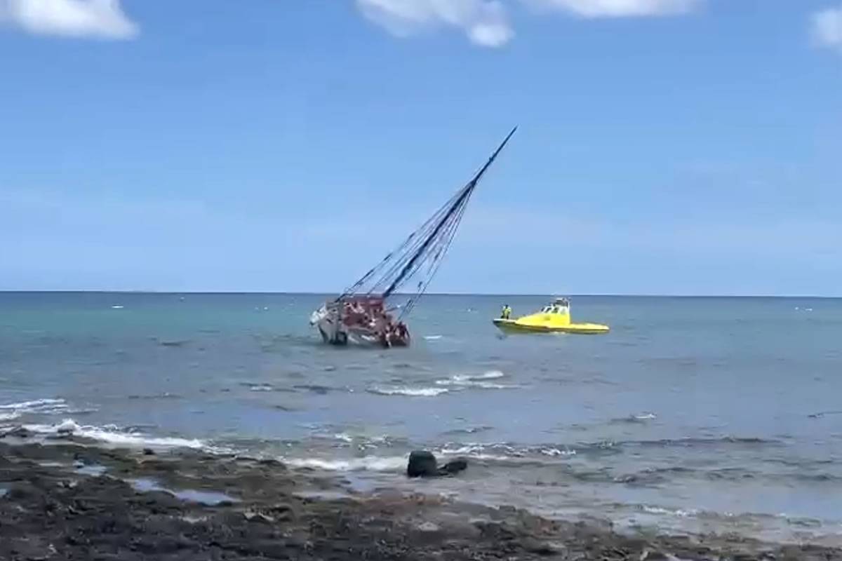 A sailing boat runs aground in Playa Honda