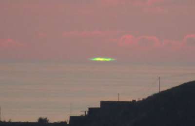 Photographer catches spectacular image of the 'green ray' in the Canary Islands