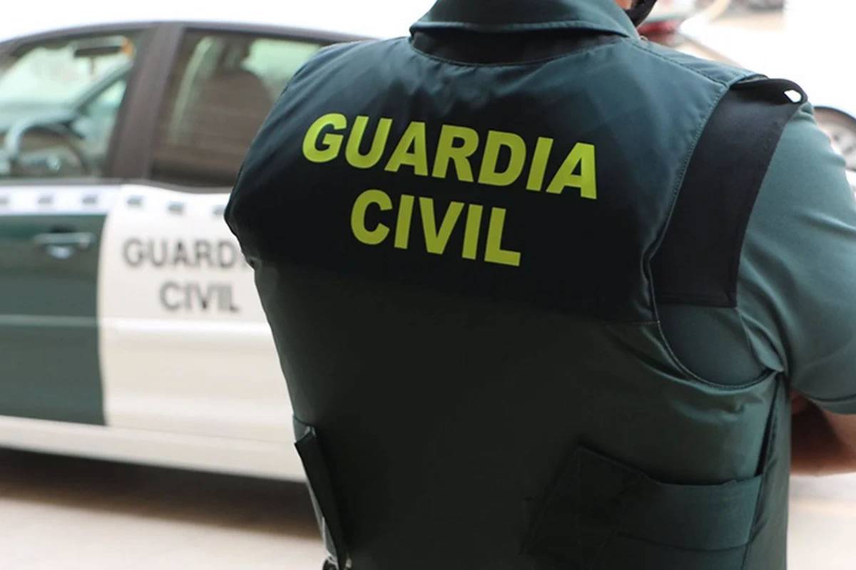 The head of a school in Tenerife is arrested for asking pupils for intimate photos