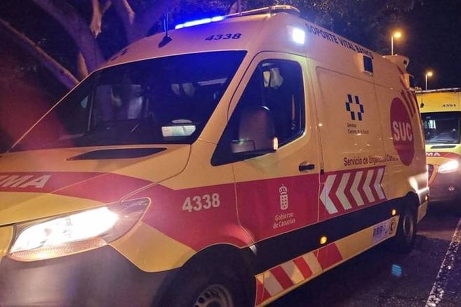 A female driver is injured after rolling her car in the south of Tenerife