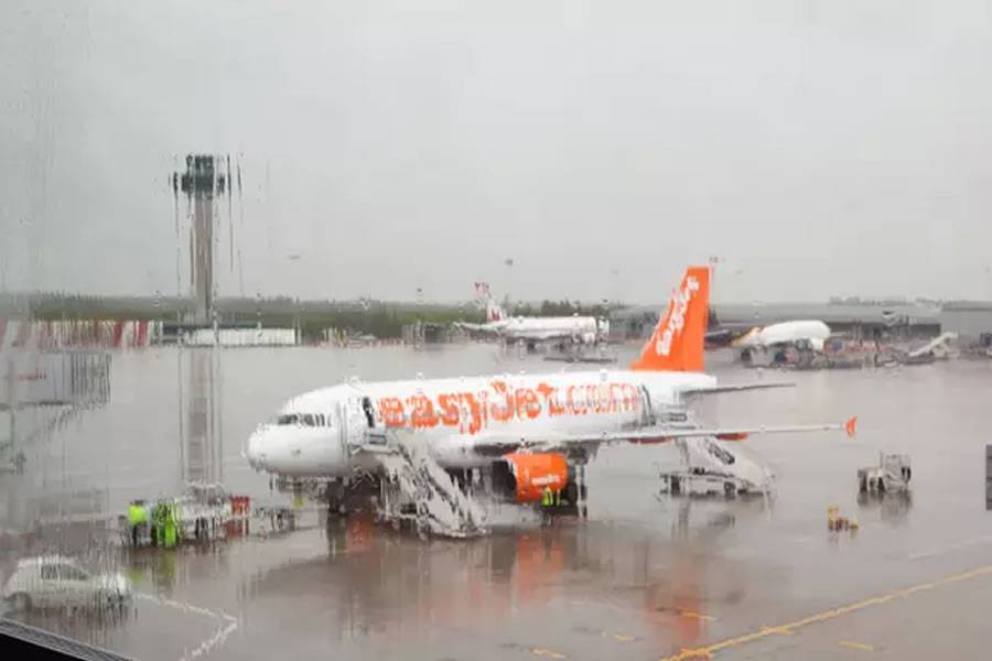 EasyJet cancel over 100 flights from Gatwick causing disruption for 15,000 passengers
