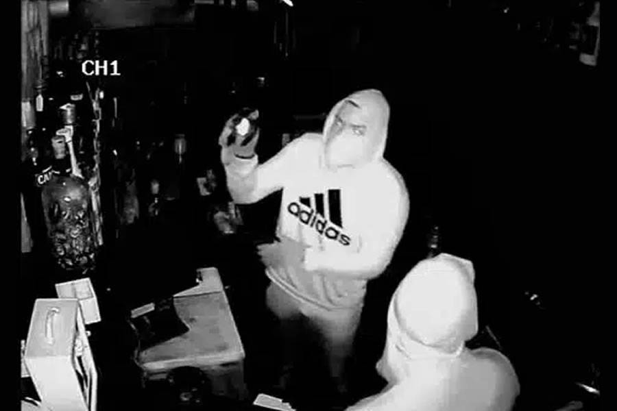 Police are looking for two hooded burglars in the south of Tenerife Police are looking for two hooded burglars in the south of Tenerife