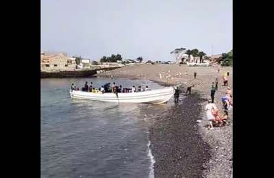 VIDEO: Tourists surprised as boat with 40 migrants arrives at beach in the south of Tenerife