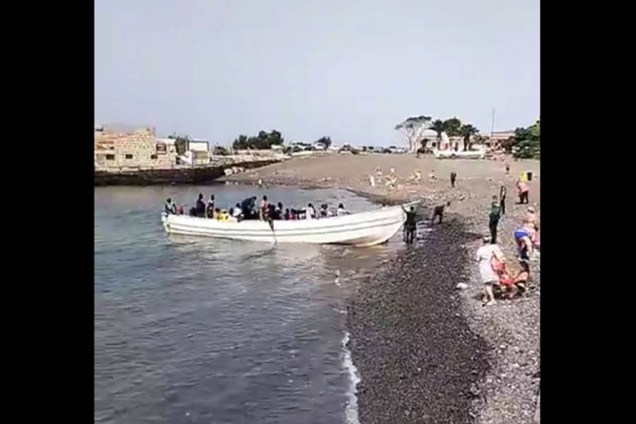 VIDEO: Tourists surprised as boat with 40 migrants arrives at beach in the south of Tenerife