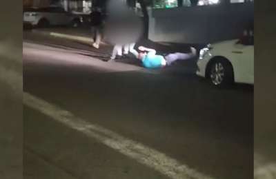 VIDEO: Man investigated for attacking a taxi driver in the middle of the street