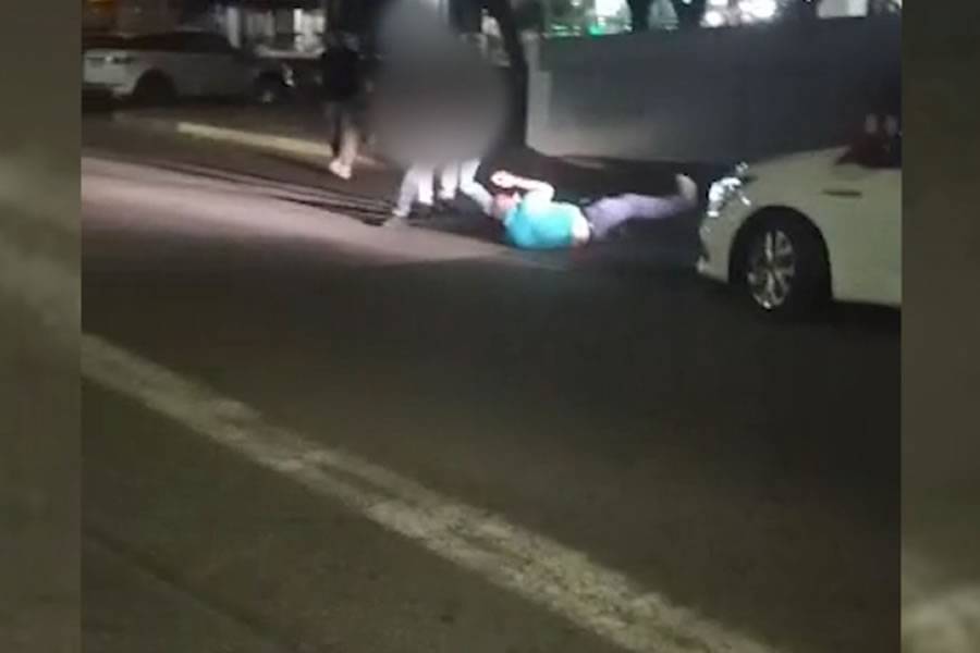 VIDEO: Man investigated for attacking a taxi driver in the middle of the street