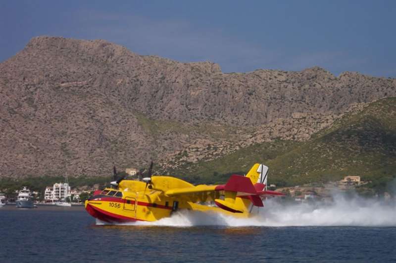 VIDEO: View from inside a seaplane as it fills up with water in La Palma