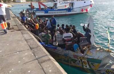 A cayuco arrives in Los Cristianos with 52 people on board