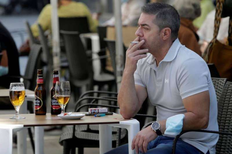 New survey reveals 72% of people support banning smoking on bar terraces