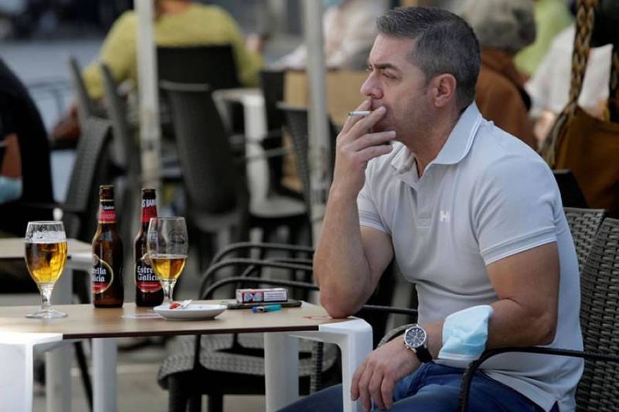 New survey reveals 72% of people support banning smoking on bar terraces