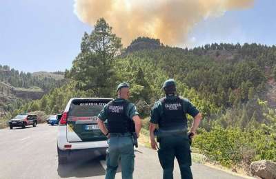 The police evict four tourists hiking through the forest in Gran Canaria