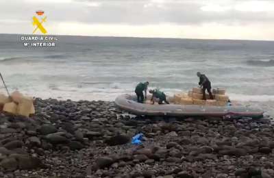 VIDEO: A boat with more than 3,000 kilos of hashish in it arrives at Vargas beach