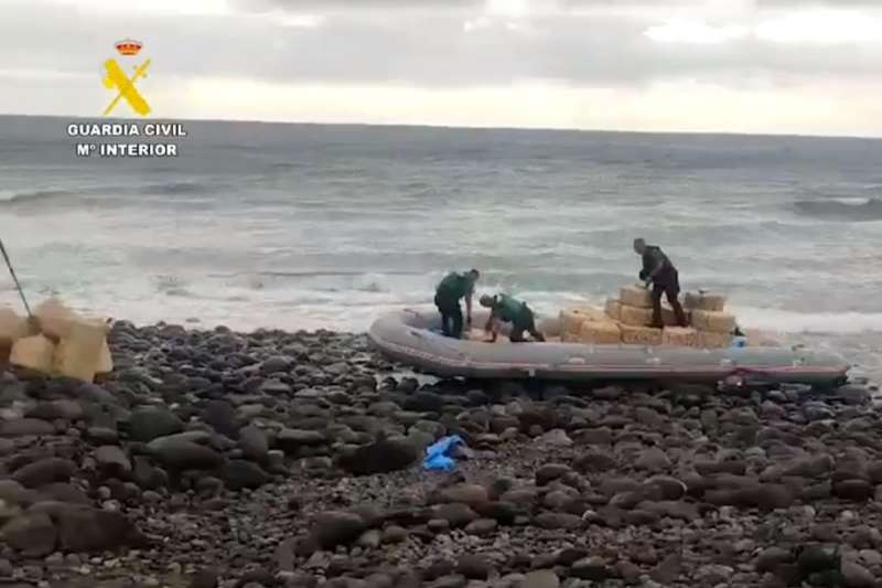 VIDEO: A boat with more than 3,000 kilos of hashish in it arrives at Vargas beach