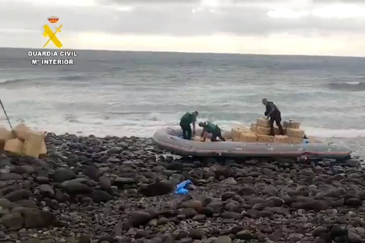 VIDEO: A boat with more than 3,000 kilos of hashish in it arrives at Vargas beach