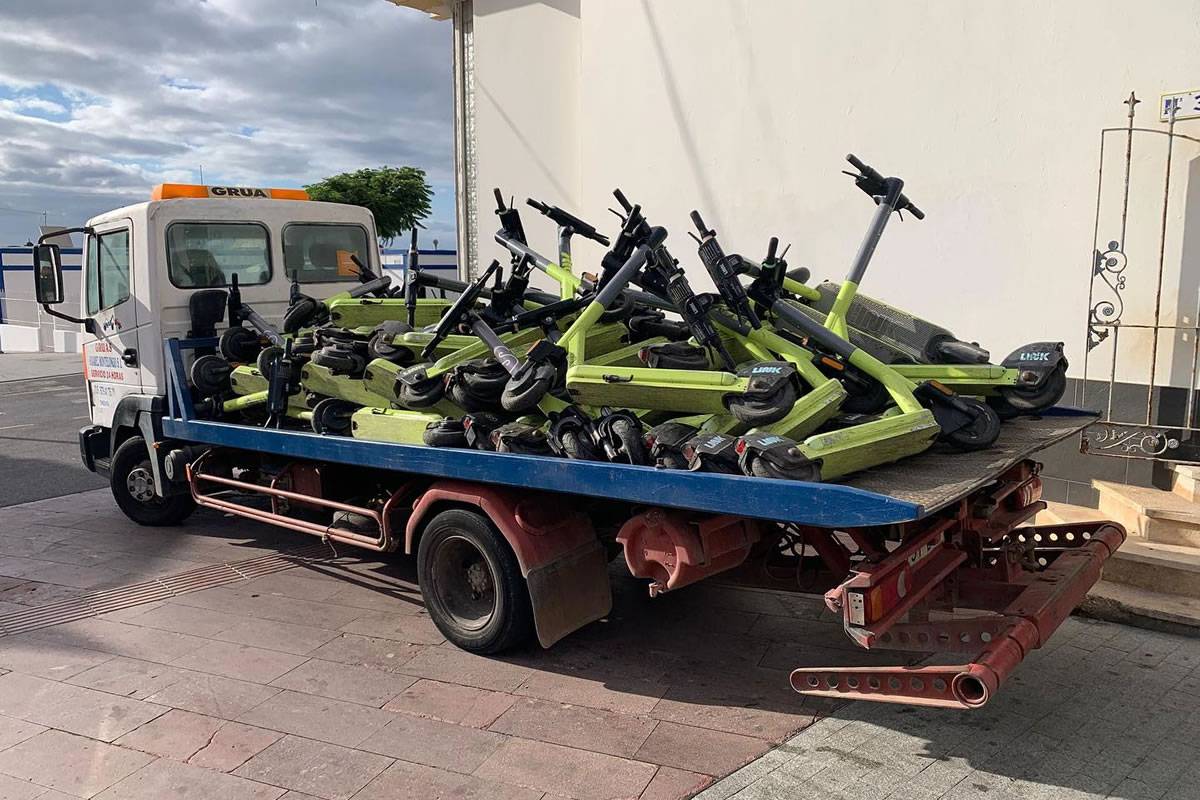 Council orders the removal of scooters obstructing streets in Corralejo