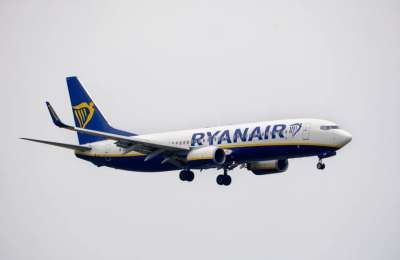Ryanair flight forced to land in Faro after drunken brawl en route to the Canaries