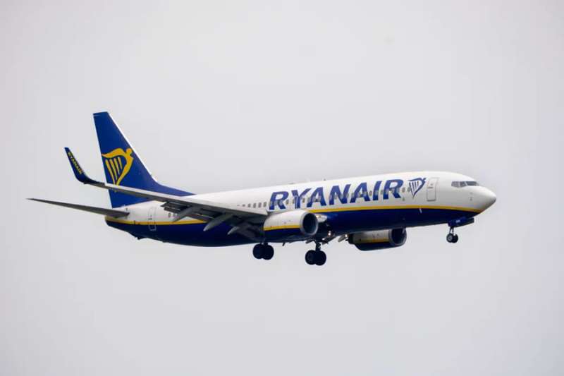 Ryanair flight forced to land in Faro after drunken brawl en route to the Canaries