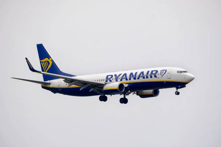 Ryanair flight forced to land in Faro after drunken brawl en route to the Canaries