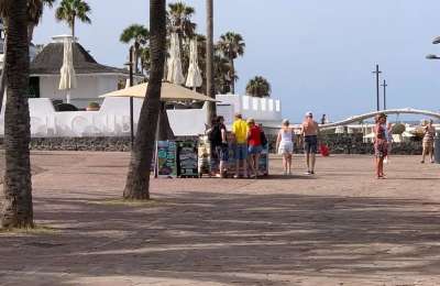 Inspectors start the sanction files against illegal excursion kiosks in south Tenerife