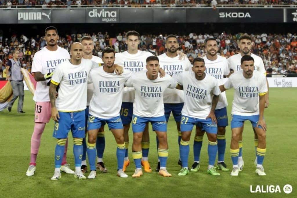 UD Las Palmas and Valencia wear shirts to support those affected by the fire
