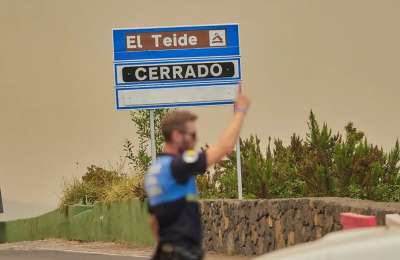 The Parador at Teide is evacuated due to the advance of the fire on the northern front