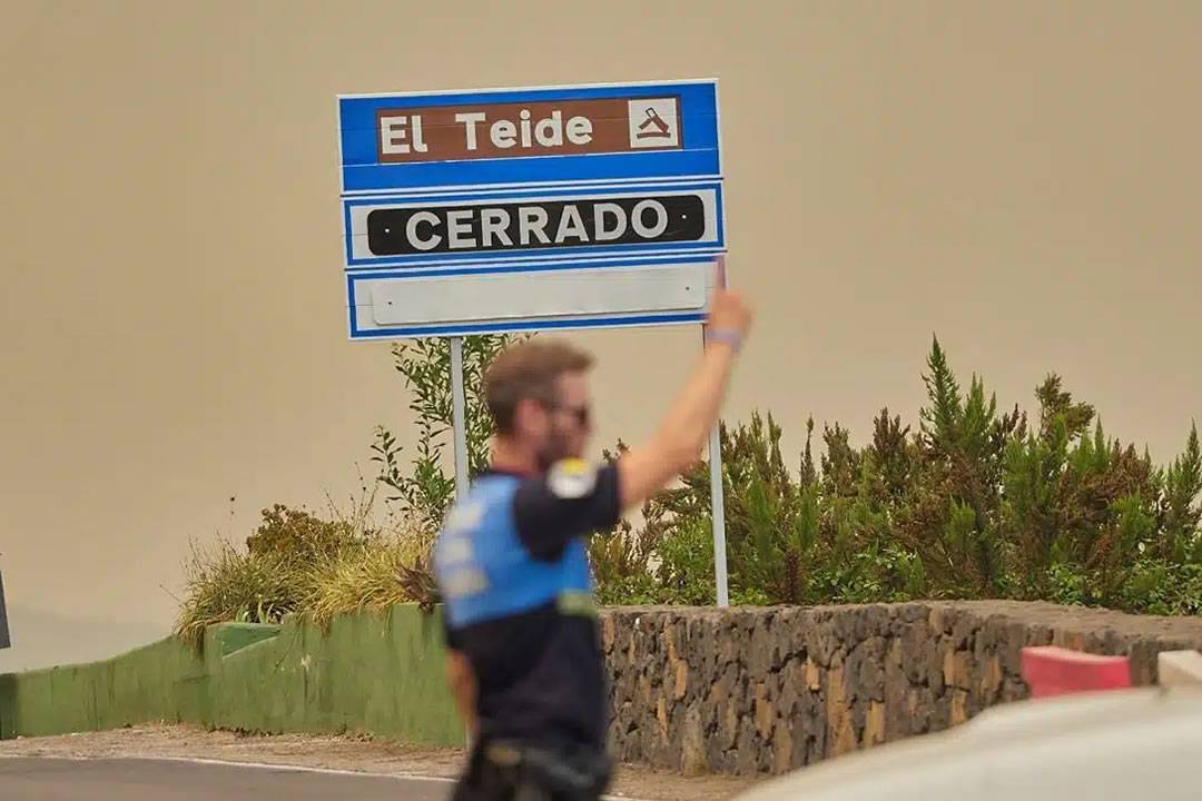 The Parador at Teide is evacuated due to the advance of the fire on the northern front