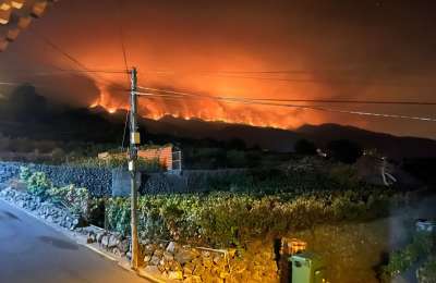 TUESDAY AM: The fire now covers half of the forest crown in Tenerife