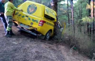 A BRIFOR vehicle crashes into a tree in the Tenerife forest