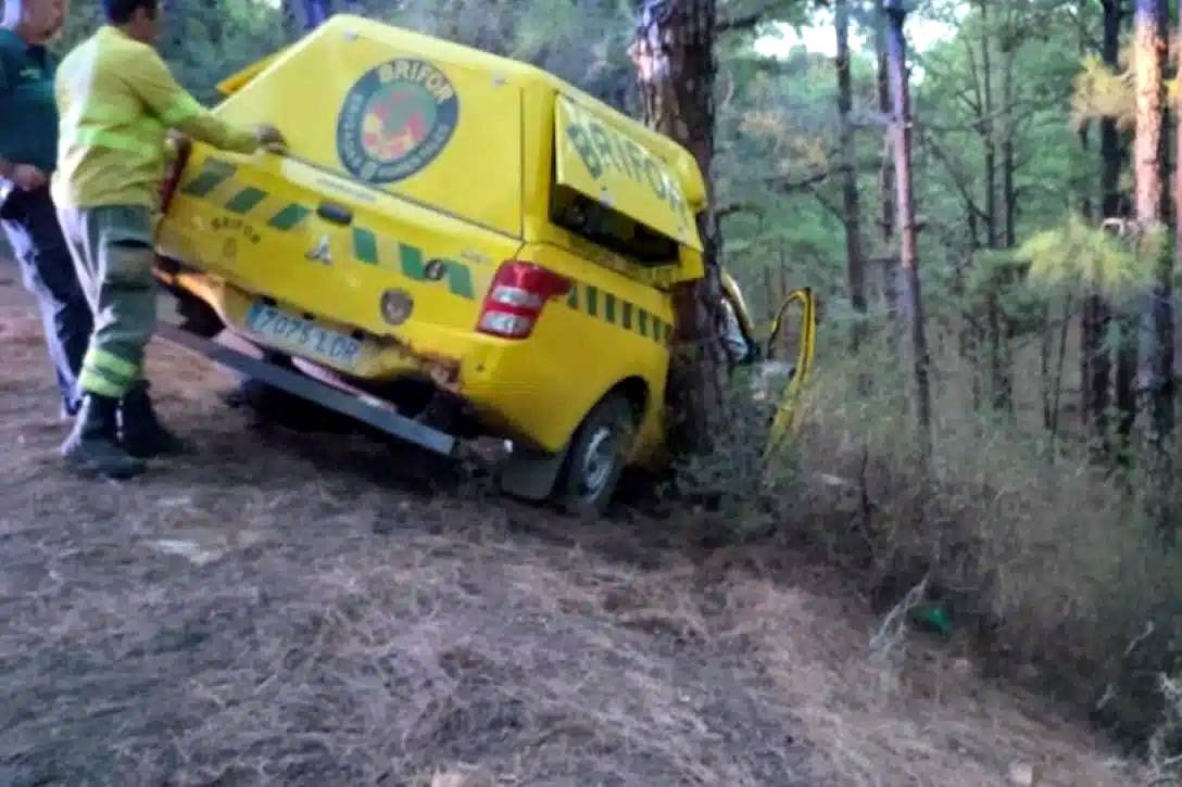 A BRIFOR vehicle crashes into a tree in the Tenerife forest