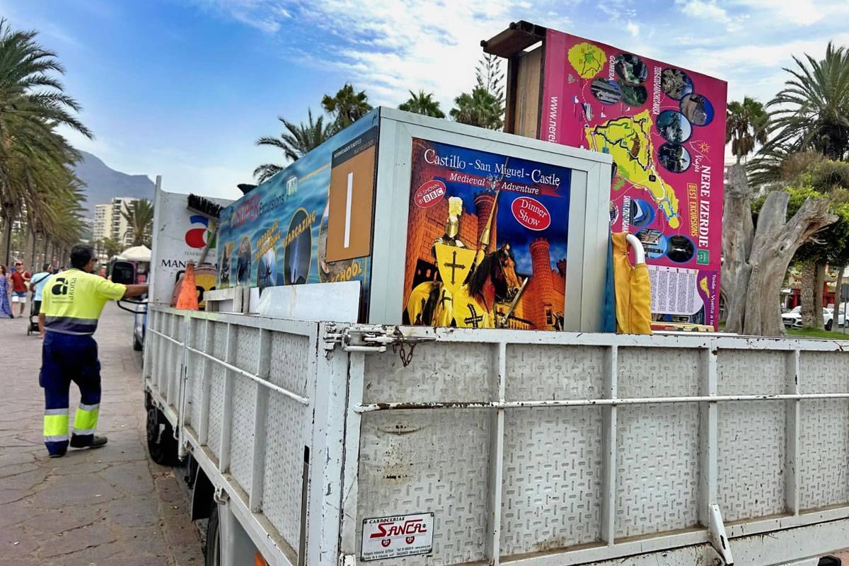 Arona council starts the removal of ‘illegal’ excursion kiosks