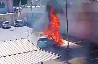 VIDEO: A car catches fire in LIDL car park in Vecindario