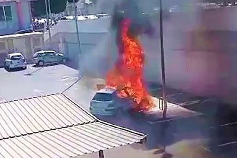 VIDEO: A car catches fire in LIDL car park in Vecindario