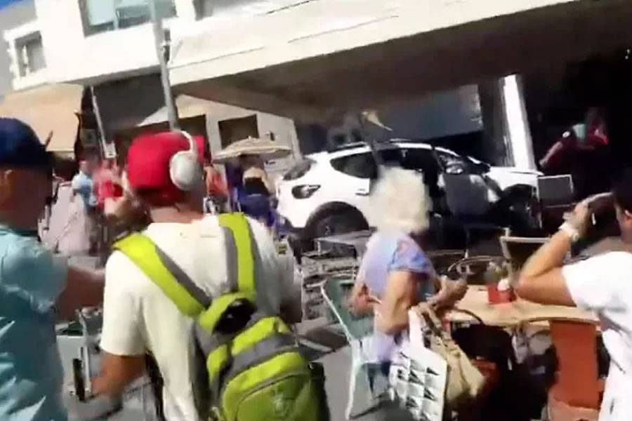 7 people injured as rent a car crashes into a packed bar terrace in Corralejo
