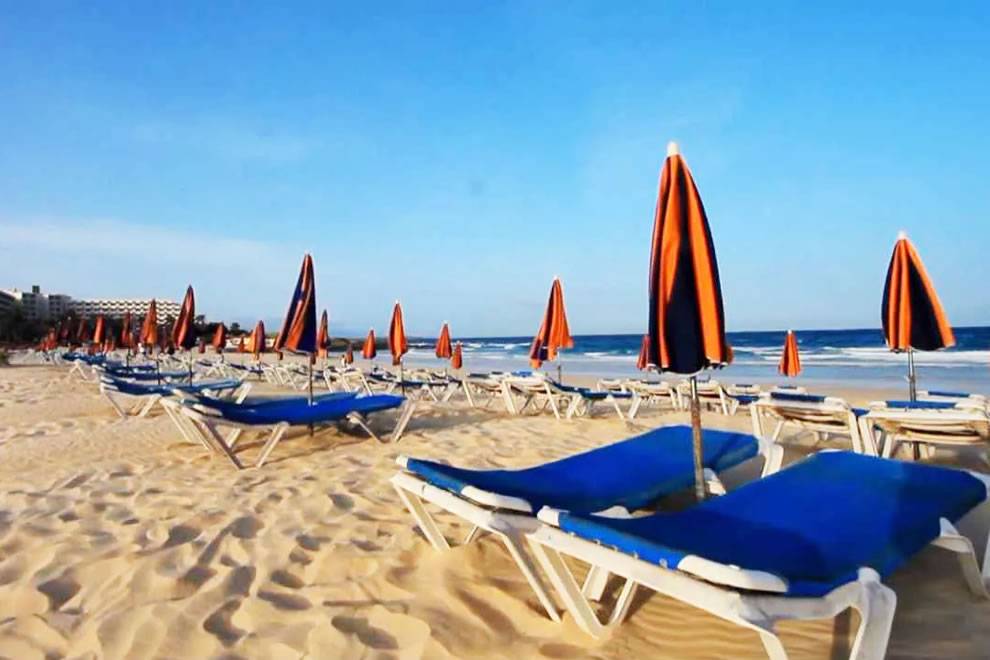 Sunbeds, umbrellas, kiosks, and beach bars return to Corralejo beaches
