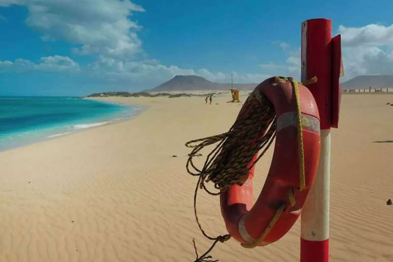 A 68-year-old man dies from drowning in Corralejo