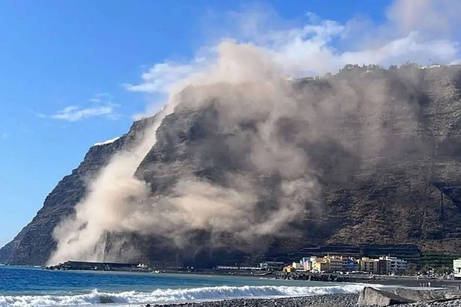 Another major landslide from the cliffs of Tazacorte
