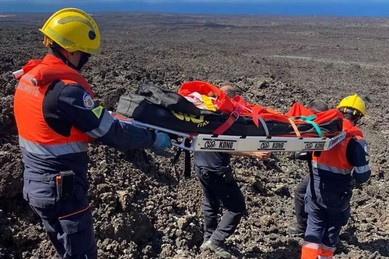 A female hiker with heatstroke is rescued from Caldera Blanca