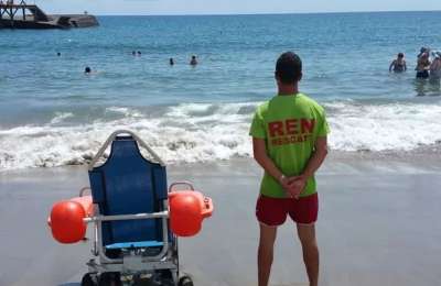 Fast response by rescuers saves elderly English couple from drowning 