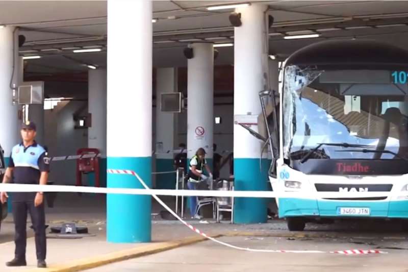 Woman dies after being hit by a bus at the Puerto del Rosario station